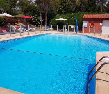 Mouans-Sartoux Apartamento | Studio Albatros en RDJ avec Terrasse, Parking privé, Piscine, proche Golf St Donat
