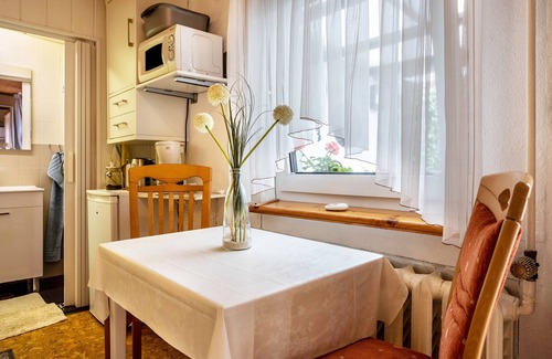 Franken Siedlung Apartamento | Studio Apartment 'Ferienzimmer Norbi Stralsund' with Private Terrace and Wi-Fi