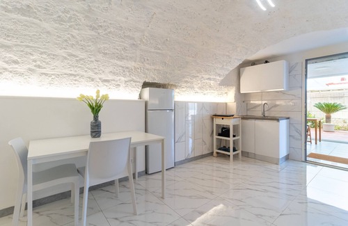 Mola di Bari Apartamento | Apartamento estudio 'La Porta Sul Mare- Timone' con terraza compartida, Wi-Fi y aire acondicionado.