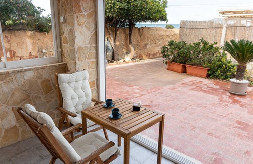 Mola di Bari Apartamento | Apartamento estudio 'La Porta Sul Mare- Timone' con terraza compartida, Wi-Fi y aire acondicionado.
