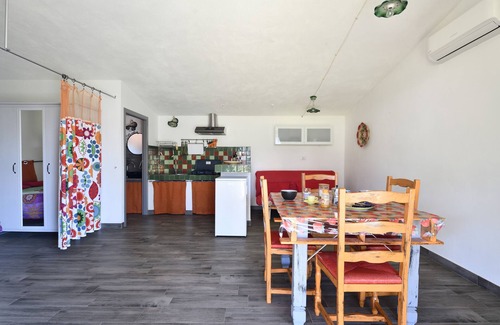 Dorgali Apartamento | Apartamento estudio "Naramanue 2" con vistas a la montaña, terraza privada y Wi-Fi