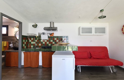 Dorgali Apartamento | Apartamento estudio "Naramanue 2" con vistas a la montaña, terraza privada y Wi-Fi