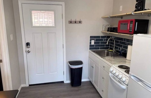 University Heights Apartamento | Modern style stay in downtown Albuquerque