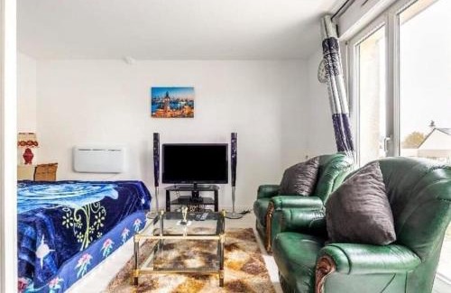 Pierrefitte-sur-Seine Apartamento | Studio Appartment with Office wifi parking balcony