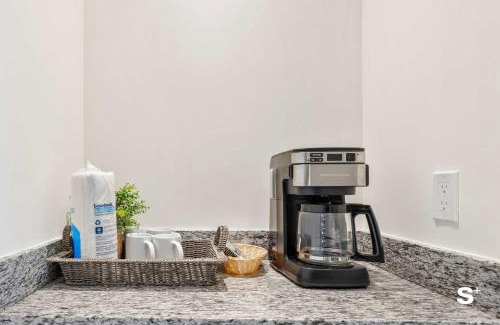 Doral Hotel | Studio Apt in Downtown Doral - Skyline View
