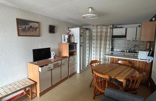 Besse-et-Saint-Anastaise Apartamento | Studio cabine 4 pers, centre station, wifi - FR-1-814-23