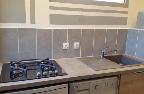 Saint-Marcel-les-Valence Apartamento | Studio climatisé avec terrasse, fibre et Wi FI .