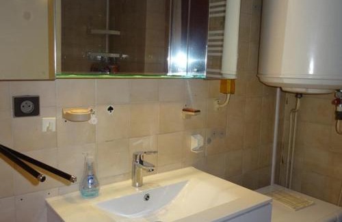 Toulon - Hyeres Apartamento | Studio Cabine à Hyères : piscine, proche port, plages et aéroport, parking inclus - FR-1-335-171