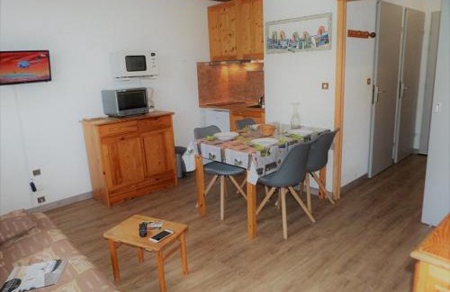 Les Bruyeres Apartamento | Studio cabine 4 pers aux Menuires, ski aux pieds, balcon, parking gratuit, commerces à proximité - FR-1-178-293