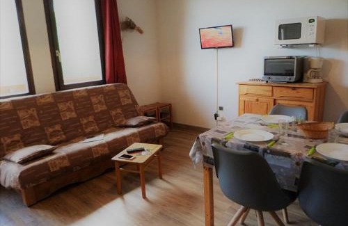 Les Bruyeres Apartamento | Studio cabine 4 pers aux Menuires, ski aux pieds, balcon, parking gratuit, commerces à proximité - FR-1-178-293