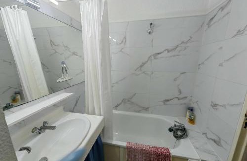 Vebron Apartamento | Studio cabine avec terrasse, piscine, parking sécurisé, proche plage et port - FR-1-607-47