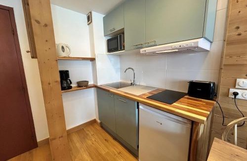 Val Claret Apartamento | Studio cabine rénové, pied des pistes, balcon ensoleillé - FR-1-502-577