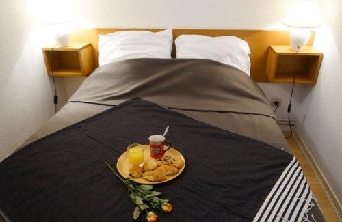 Bagneres-de-Luchon Apartamento | Studio Calme avec Balcon Plein Sud, Parking Privé, Proche Thermes et Centre-ville - FR-1-313-149