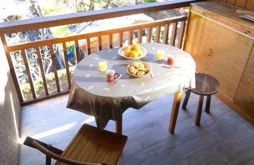 Bagneres-de-Luchon Apartamento | Studio Calme avec Balcon Plein Sud, Parking Privé, Proche Thermes et Centre-ville - FR-1-313-149