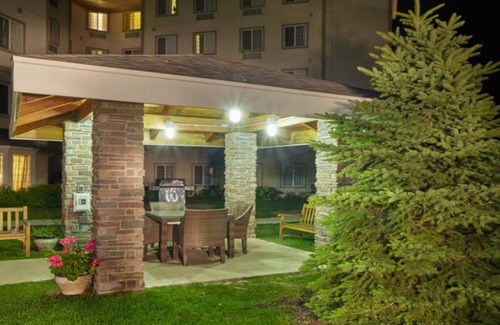 Franklin Apartamento | Estudio cerca del aeropuerto! El | Desayuno gratuito + bañera de hidromasaje compartida y piscina cubierta
