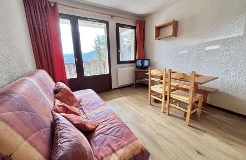 Notre-Dame-de-Bellecombe Apartamento | Studio cosy à 50m des pistes, balcon, parking, casier à skis, proche village et école de ski - FR-1-595-11