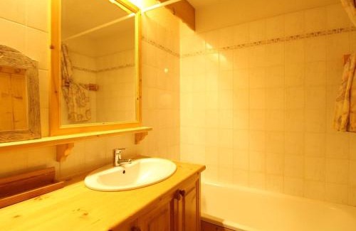 Les Carroz-d'Araches Apartamento | Studio cosy 4 pers avec parking, lave-vaisselle, balcon, proche des pistes et commerces - FR-1-572-56