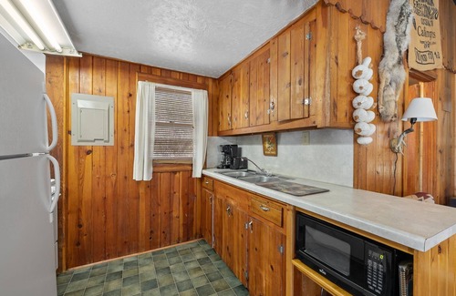 Rapid City Apartamento | Studio Deluxe Cabin Thirty Minutes to Mt Rushmore - In Rapid City On Canyon Lake Thirty Minutes from Mt Rushmore