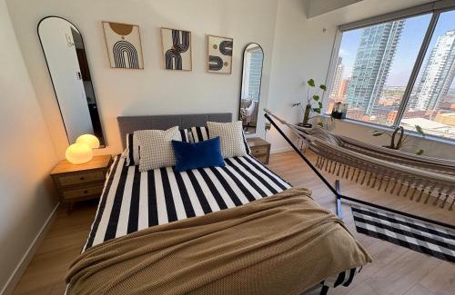 Downtown Edmonton Apartamento | Studio Downtown , Rodgers Views, AC, Heated Free Underground Parking