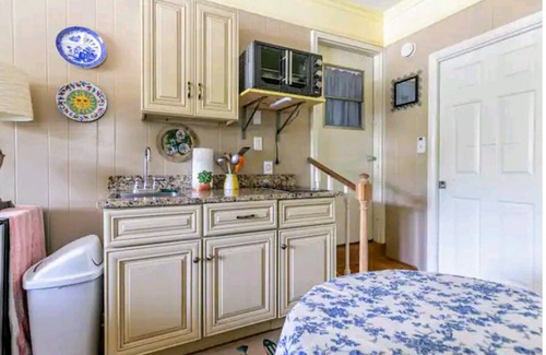 Tallahassee Apartamento | Suz'EnSuite Cozy Close-in Kitchenette Pool Private Garden Escape!