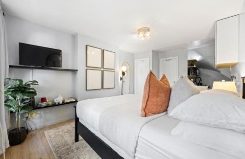 Midtown West Apartamento | Studio Haven in Times Square & Nearby Restaurants