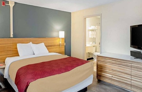 Clinton Apartamento | Studio in Clinton, IA: Your perfect rental awaits