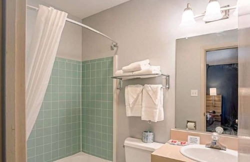 Clinton Apartamento | Studio in Clinton, IA: Your perfect rental awaits