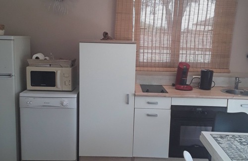 Vias Apartamento | Studio Les Tourterelles 2kms from the beach in a residential area