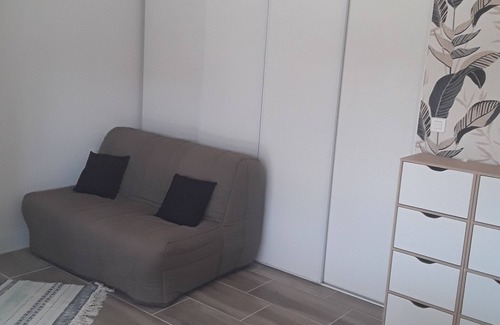 Vias Apartamento | Studio Les Tourterelles 2kms from the beach in a residential area