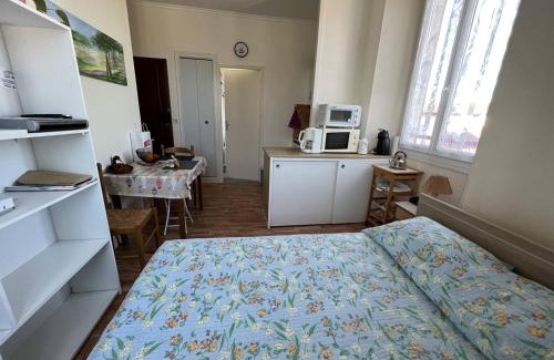 Cambo-les-Bains Apartamento | Studio lumineux à Cambo-les-Bains, proche thermes, coin nuit, kitchenette, internet, animaux acceptés - FR-1-495-10