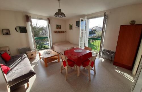 La Roche-Posay Apartamento | Studio lumineux centre-ville La Roche-Posay avec WI-FI, lave-linge, lave-vaisselle, animaux admis - FR-1-541-131