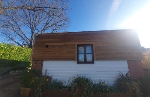 Raymonds Hill Apartamento | Studio Near Lyme Regis, Dog Friendly, Self Catering, Small Garden, Free Private Parking"