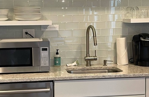 Mount Pleasant Apartamento | Estudio en Shem Creek con un muelle de aguas profundas y vistas al lago de agua dulce