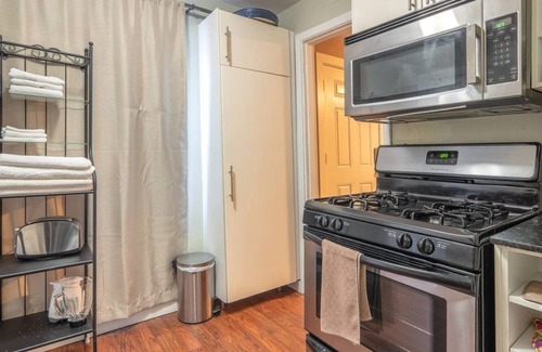Homestead Apartamento | Studio, perfect for students on rotation at Oregon Health & Sciences University.