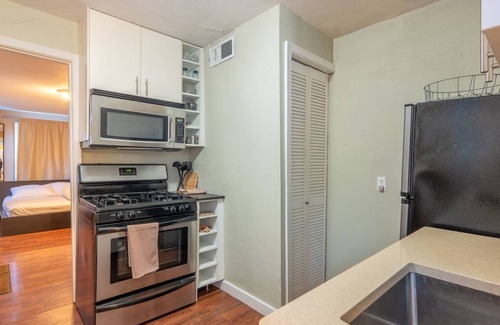 Homestead Apartamento | Studio, perfect for students on rotation at Oregon Health & Sciences University.