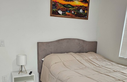 Gladeview Apartamento | Studio room with private entrance and private bathroom.