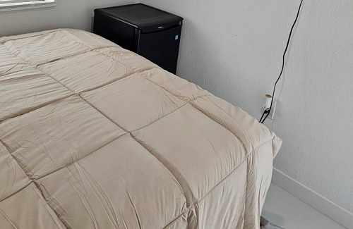 Gladeview Apartamento | Studio room with private entrance and private bathroom.