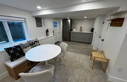 Central Lonsdale Apartamento | Studio Suite - A great suite for ski bums on the North Shore! (Ski storage incl)