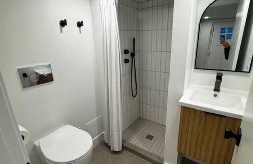 Central Lonsdale Apartamento | Studio Suite - A great suite for ski bums on the North Shore! (Ski storage incl)