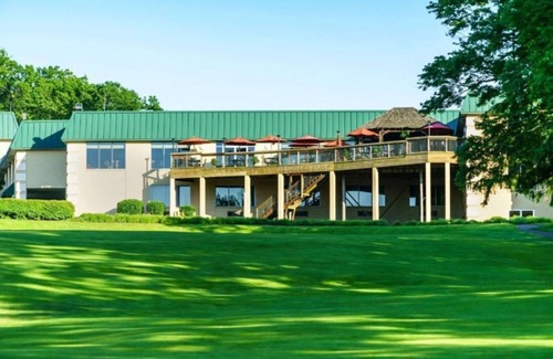 Cheat Lake Apartamento | Studio Suite at Lakeview Golf Resort w Indoor Pool & BBQ