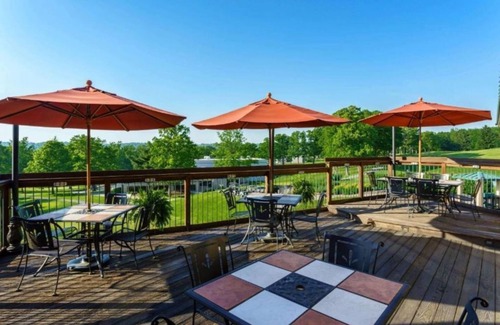 Cheat Lake Apartamento | Studio Suite at Lakeview Golf Resort w Indoor Pool & BBQ