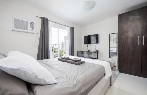 Mandaue Apartamento | Studio Unit Near SM City and Ayala with Pool, Gym, Balcony and Fast Wifi