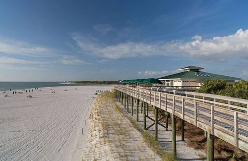 Estero Apartamento | Studio unit sleeps 4 with Golf Course View. Awesome location in Bonita Springs.