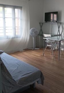 Meze Apartamento | Studio vue château 100m étang, plage et halles
