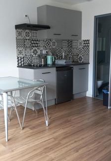 Meze Apartamento | Studio vue château 100m étang, plage et halles