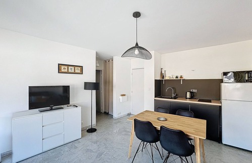Cannes La Bocca Apartamento | Studio with parking in secure residence 50m from the sea and beaches