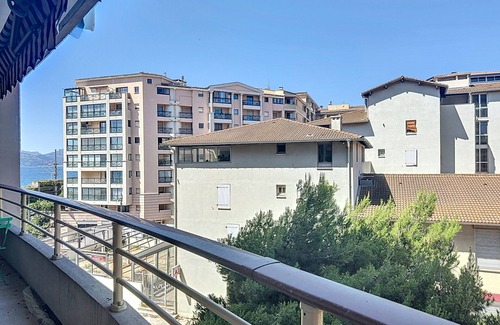 Cannes La Bocca Apartamento | Studio with parking in secure residence 50m from the sea and beaches