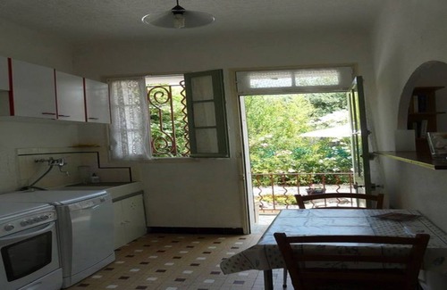 Carqueiranne Apartamento | Studio with shady garden near the beach, Les Grillons Beau Rivage