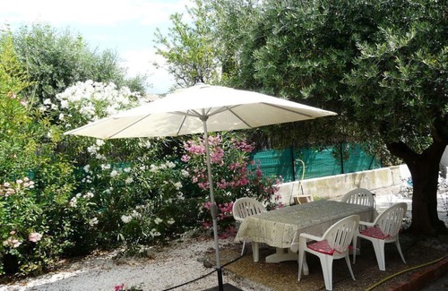 Carqueiranne Apartamento | Studio with shady garden near the beach, Les Grillons Beau Rivage