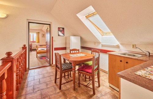 Uhlejov Villa | Maravillosa casa de vacaciones privada con WIFI, piscina privada, TV, patio y mascotas permitida